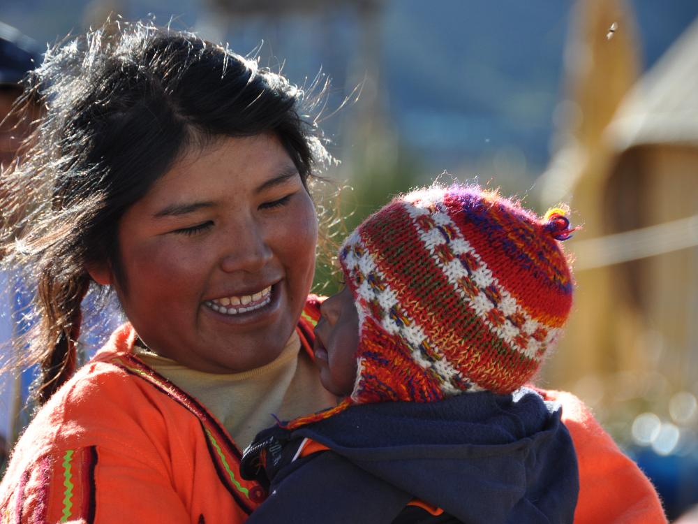Mor og barn ved Titicaca søen